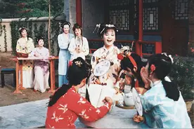 红楼梦中宝玉的一首打油诗，写出了古代人夏日玩耍的乐趣图片