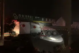 真猛男！临沂一小伙开半挂车，深夜失控撞入路边超市，撞得很厉害，房子差点就塌了图片