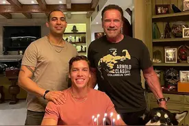 施瓦辛格陪私生子过生日，父子都有硬汉体魄，24岁大男孩换女友了图片