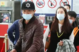 凤凰传奇合体现身机场，曾毅贴心推行李，两人素颜出镜状态好图片