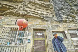 贵阳60岁老汉藏洞中10年，偷建12间“悬崖别墅”，骗拆迁款养老图片