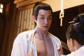 《青青子衿》男主穿假肌肉晒身材，官方玩梗宣传，被骂不敬业图片