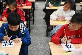 又被惊艳！8岁孩子手绘国潮汉字日历 网友：我要下单图片