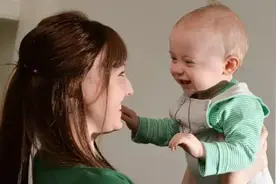 英国半岁大儿子"救母一命" 拒吃母乳 使妈妈发现乳腺癌图片