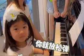 小苹果为章子怡庆生，尬笑惹人怜：不成熟的爱，伤害的岂止当事人图片