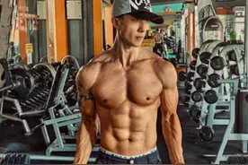 吴尊赤裸上身拍封面，秀八块腹肌青筋凸起，网友：流口水了图片