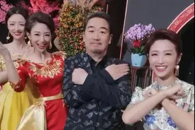 前央视主播李杨薇身材太辣！蛮腰是春妮一半，站张国立身边似孙女图片