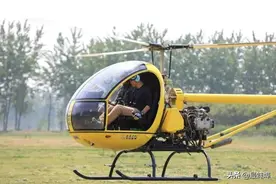 男子开直升飞机回家过年走红网络，飞机非购买而是7人花3个月组装而成图片