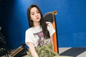 今夏流行这样穿T恤：“不塞衣角”一样利落显瘦，小个子也适合图片