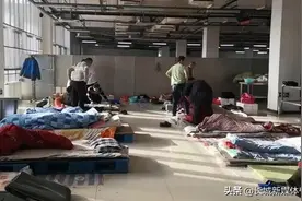 舍小家顾大家！因疫情教职工打地铺与学生同吃住图片