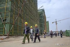 农民工打工，为什么喜欢到建筑工地上找工做？看完此文就知道了图片
