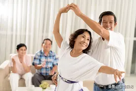 72岁大妈：在男舞伴身上，她一个月花了5万，买来一个灾难图片