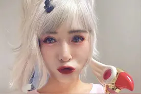 53岁焦恩俊女装造型太惊艳！穿粉衣嘟嘴卖萌，被网友误认成其女儿图片