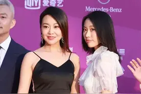 闫妮和22岁女儿同框，妈妈穿黑色吊带显风韵，女儿颜值不输妈图片