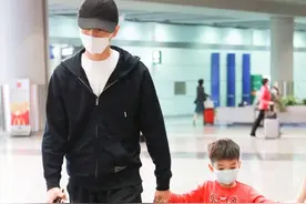 陈晓罕见携儿子现身，父子一路嬉戏玩耍，4岁小星星眉眼很像爸爸图片