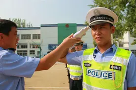 辅警薪资明明不高，又没有正式编制，为啥还有那么多人抢着报名？图片