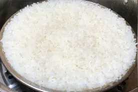 蒸米饭时，用冷水还是热水？教你饭店不外传做法，米饭软糯不夹生