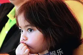马来西亚小公主参加运动会，得了奖牌才露出笑容，不再故作高冷了图片