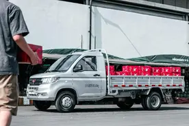五菱荣光新卡双后轮将上市，车长近5.5m，配6个车轮，能拉又能装图片
