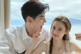 卡点官宣，郎才女貌，看不出两人相差19岁，太甜了图片