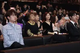 微博之夜，博君一肖明显避嫌，王一博获张艺兴贴心照顾图片