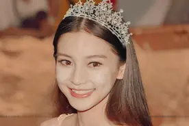 baby早年旧照曝光，着镂空深V长裙性感迷人，笑容甜美超治愈图片