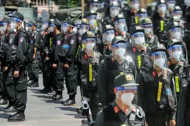 军队接管西贡？今天的西贡街头，警察军人排排站，军人持枪检查图片