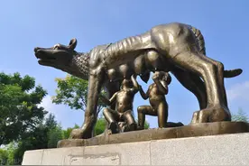 狼孩1：当世奇闻！两个猎人发现了一个睡在荒野狼窝中的狼孩图片