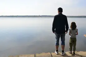 女儿考59分这位爸爸的做法让人意外：成长型父母是孩子一生的福气图片