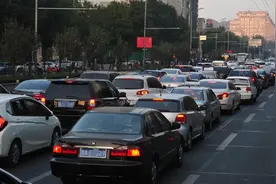 车主注意：闯红灯后再右转，能否避免违章处罚？一次性给你讲清楚图片