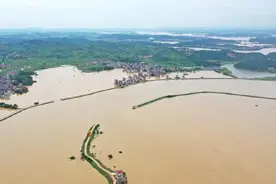 98年抗洪感人一幕，百姓哭喊：求求你们别跳，房子我们不要了图片