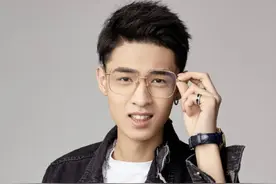 太辣眼！德云社秦霄贤亮相刘老根大舞台，表演三层桌子蹦迪翻跟斗图片