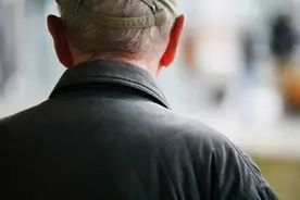 父亲出租自己两套房为儿子还房贷，无处安居竟撬锁搬进女儿家：“女儿的房子也是我的房子”图片