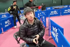 孙颖莎真是一个被宠的孩子，主管教练似保姆，樊振东热心为她签名图片