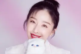 阚清子和猫咪一同出镜，俏皮甜美风十足，琥珀色眼睛真的很美图片