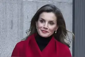 西班牙王后的“中国红”穿搭好美，显白有气质，47岁满是贵妇感图片
