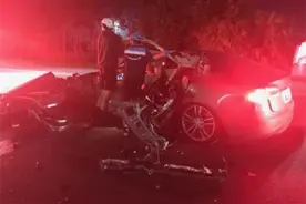 特斯拉Model S严重车祸：A柱被货车“撞没”，车内成员仍幸存图片