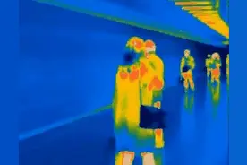 妹子在热成像下，不小心就显露出了小秘密，哈哈哈太尴尬了图片