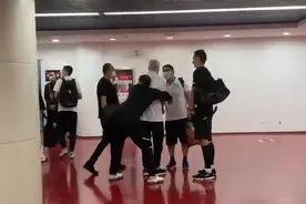 西热力江见到此人的表现，真是太暖了，网友：很感人图片