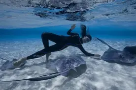 翼装飞行女孩：“仰望星空的人，不应该被嘲笑。”图片