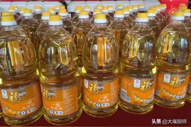 买油时，为何有些颜色深，有些颜色浅？榨油工：区别不小，别买错图片