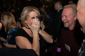 房地产公司给员工发放1000万美元奖金，平均每人5万视频封面