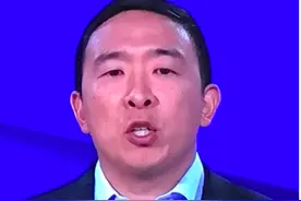 不打领带，西装衣领上别了一个“MATH”徽章，杨安泽到底是啥意思图片