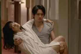 小姐姐晕倒在池子，黑王子一个公主抱，气死旁边看戏的姐妹团视频封面