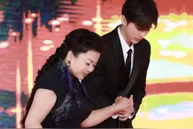 52岁张也与蔡徐坤合作，曾上过25次春晚，现录制央视新年节目图片