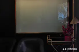 广州一酒吧洗手间装双面镜引争议，目前已关闭包厢内镜面，制镜工人：这种镜子派出所等公家单位用得多图片