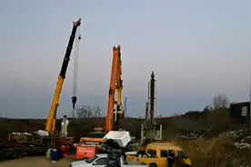 “自驾”吊车支援！这位90后小伙又一次挺身而出图片