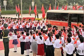 央视快评丨坚定信念 践行宗旨 拼搏奉献 廉洁奉公图片