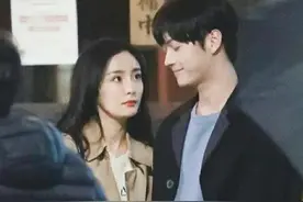 亲完擦嘴、头埋胸部，34岁杨幂与许凯演情侣被吐槽暧昧，直呼辣眼图片