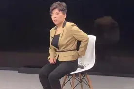 运动冠军邓亚萍退休忙捞金？上节目坐姿局促，被指明星光环全无图片